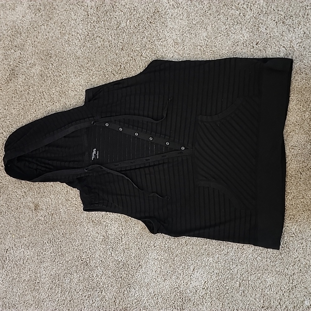 Hooded sleevless top